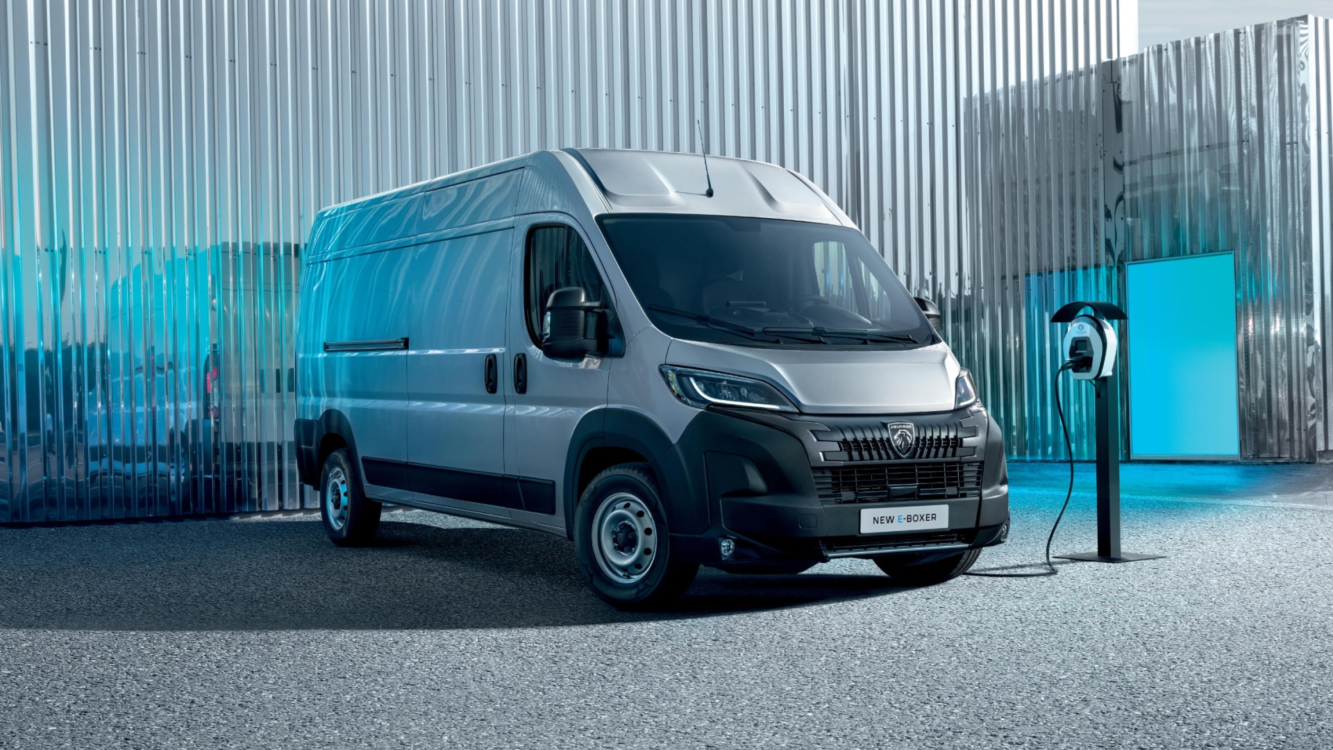 PEUGEOT BOXER beim Laden an einer privaten Ladestation.