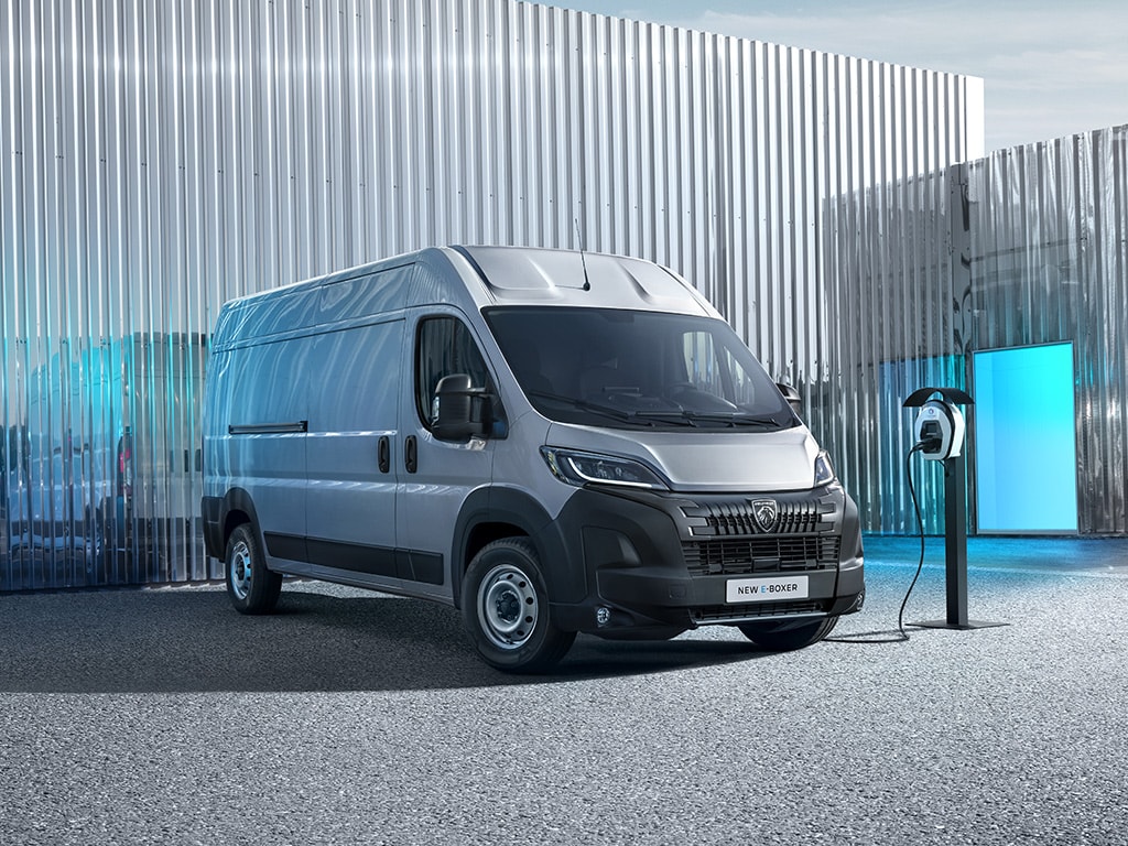 PEUGEOT E-BOXER mit elektrischer Ladestation
